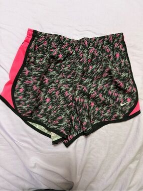 Nike girls Dri-FIT Running Shorts Large Pink Grey Pattern 728086-065